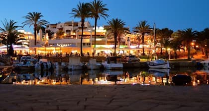 VILLA LUCA JÄLKEEN SUUNNITTELUISSA IBIZAN STYLE TOWN CALA D´OR: ssa.