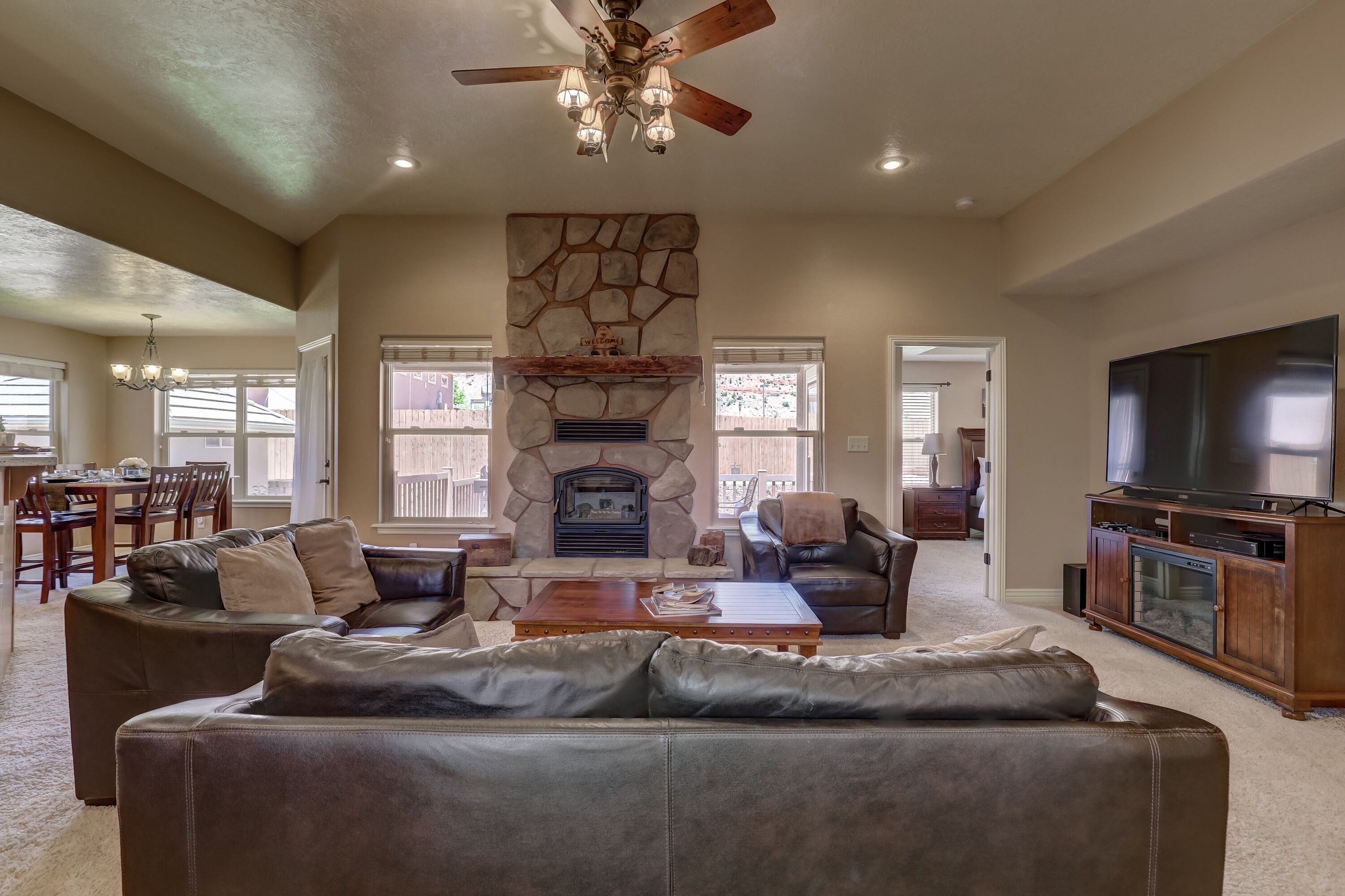 Stunning Red Rock Views  with Cal King Bed 