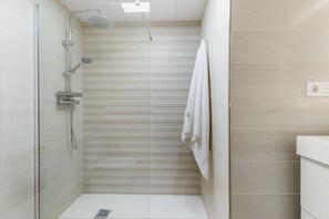 Een douche, een haardroger, handdoeken, zeep