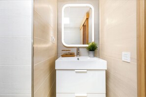 Douche, séchoir à cheveux, serviettes fournies, savon