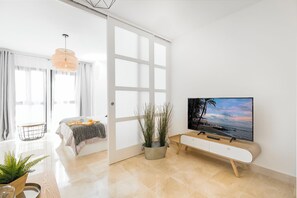 1 chambre, bureau, système d’insonorisation, fer et planche à repasser