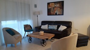 Télévision, lecteur de DVD, livres, médiathèque