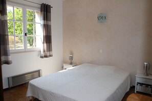 3 slaapkamers, een strijkplank/strijkijzer, reisbedje, gratis wifi