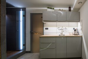 Fridge, coffee/tea maker, cookware/dishes/utensils, ice maker