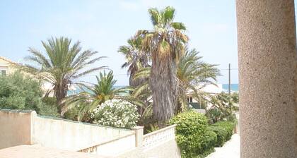 Terrace bungalow, sleeps 4-5, 50 m from the sandy beach & close to the centre