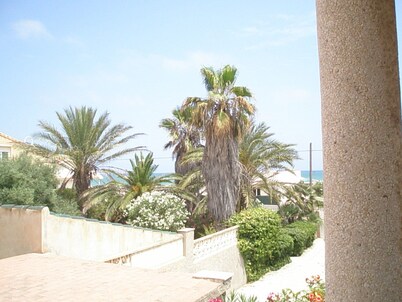 Terrace bungalow, sleeps 4-5, 50 m from the sandy beach & close to the centre