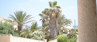 Bungalow adosado para 4-5 personas, 60m de la playa de arena y cerca del centro