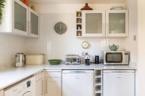 Fridge, microwave, oven, stovetop - Elephant & Oxpecker – 2 Bedrooms in Fulham (London)