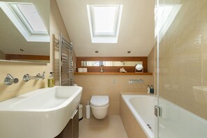 Combined shower/tub, hair dryer, towels