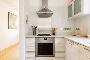 Fridge, microwave, oven, stovetop - Elephant & Oxpecker – 2 Bedrooms in Fulham (London)