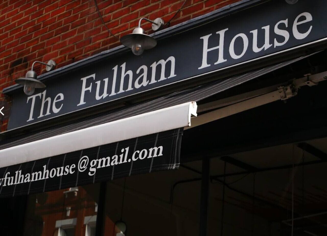 Een bordje voor 'The Fulham House' met een contact e-mailadres.