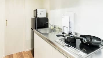 Full-sized fridge, microwave, stovetop, electric kettle