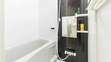 Bañera y ducha independientes, bañera profunda