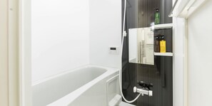Separate tub and shower, deep soaking tub, free toiletries, hair dryer - Trip Pod Higashihie (Fukuoka)