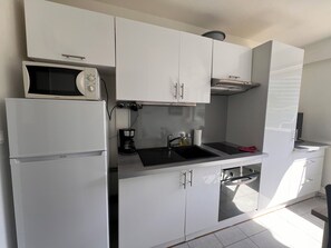 Fridge, oven, stovetop, coffee/tea maker
