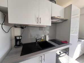 Fridge, oven, stovetop, coffee/tea maker