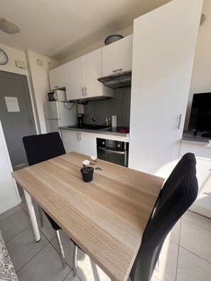 Fridge, oven, stovetop, coffee/tea maker