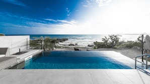 A pool with a view of the ocean and beach. - D's GROW RESORT Infinity Pool Villa (Miyakojima)