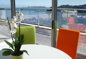 Vue époustouflante sur la mer, chaises trÚs confortables.