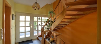 Yksi seisova ylälaitteella varustettu talo jopa 14 hengelle.