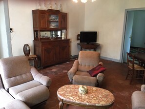 Fernseher, Kamin, Tischtennisplatte