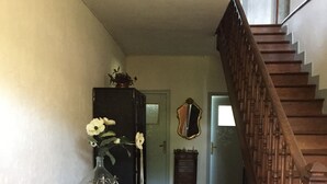 Una escalera con balaustres de madera que lleva a un rellano.