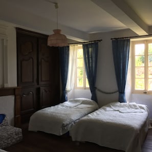 4 bedrooms, iron/ironing board, WiFi