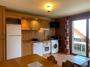 冰箱、微波炉、烤箱、炉灶