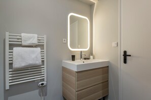 Shower, free toiletries, hair dryer