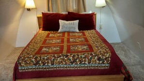 Room - Snug and Cozy Hideaway is close to National Parks, BYU Idaho, and River Beach (St Anthony)