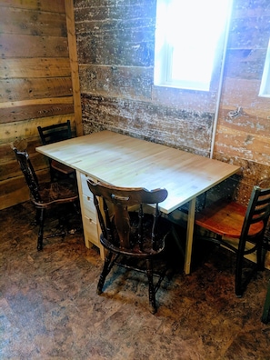 Dining - Snug and Cozy Hideaway is close to National Parks, BYU Idaho, and River Beach (St Anthony)