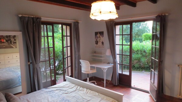 3 habitaciones, escritorio, tabla de planchar con plancha y wifi gratis 
