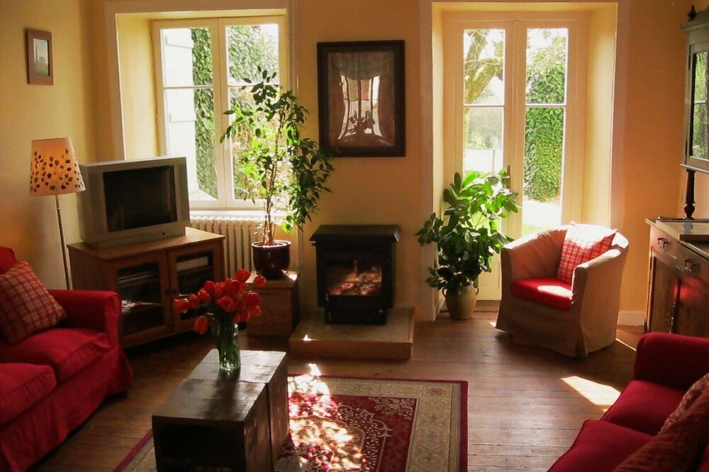 Beautiful village house, 6 bedrooms, large garden & short walk to lake beach