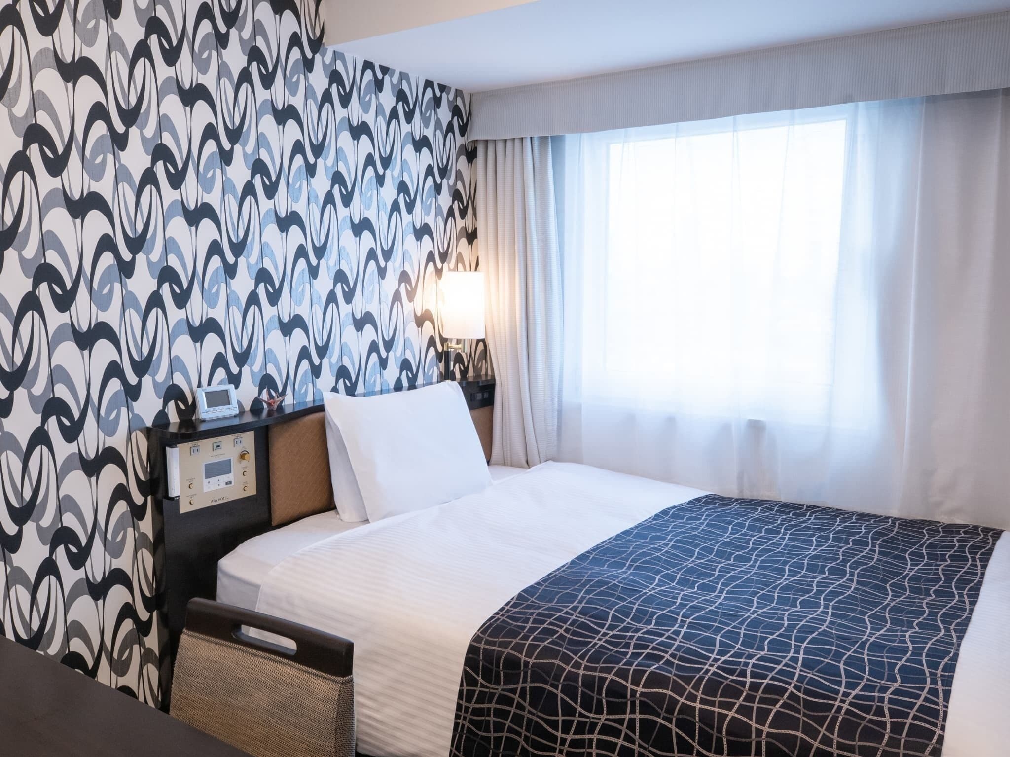 Edredons de pluma, escrivaninha, cortinas blackout