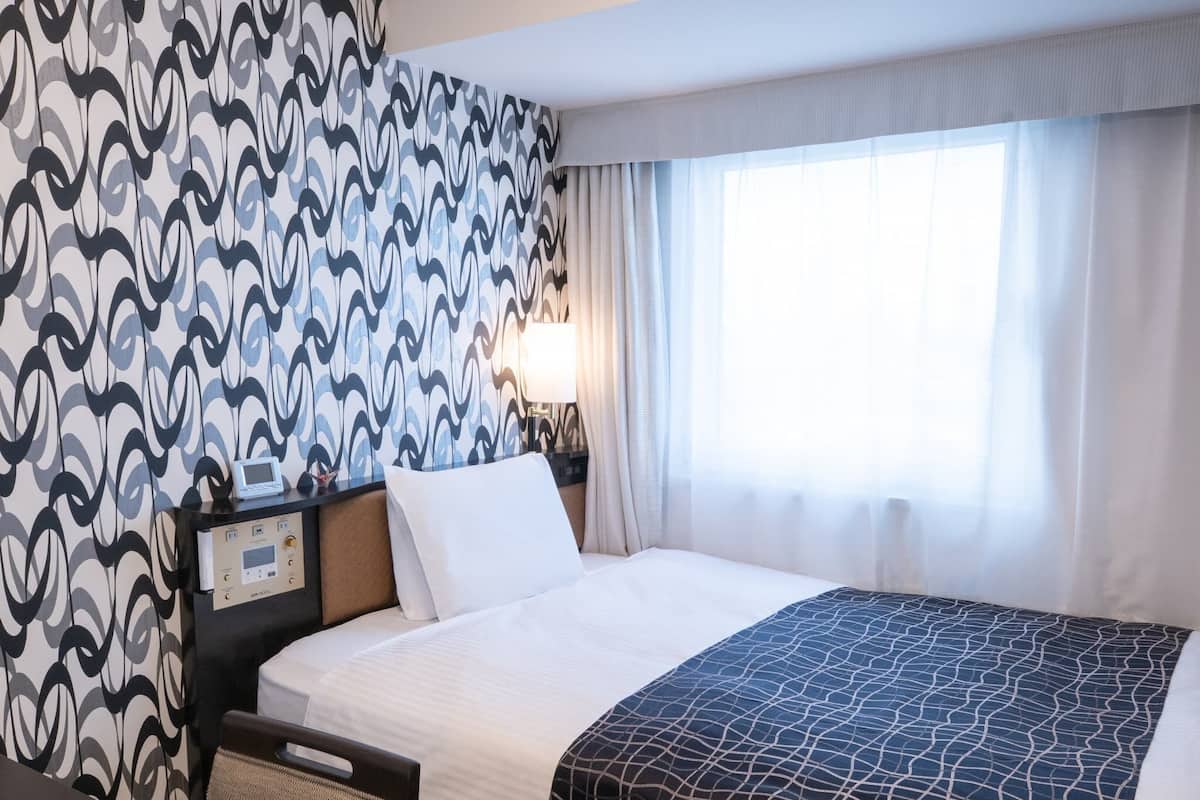 Edredons de pluma, escrivaninha, cortinas blackout