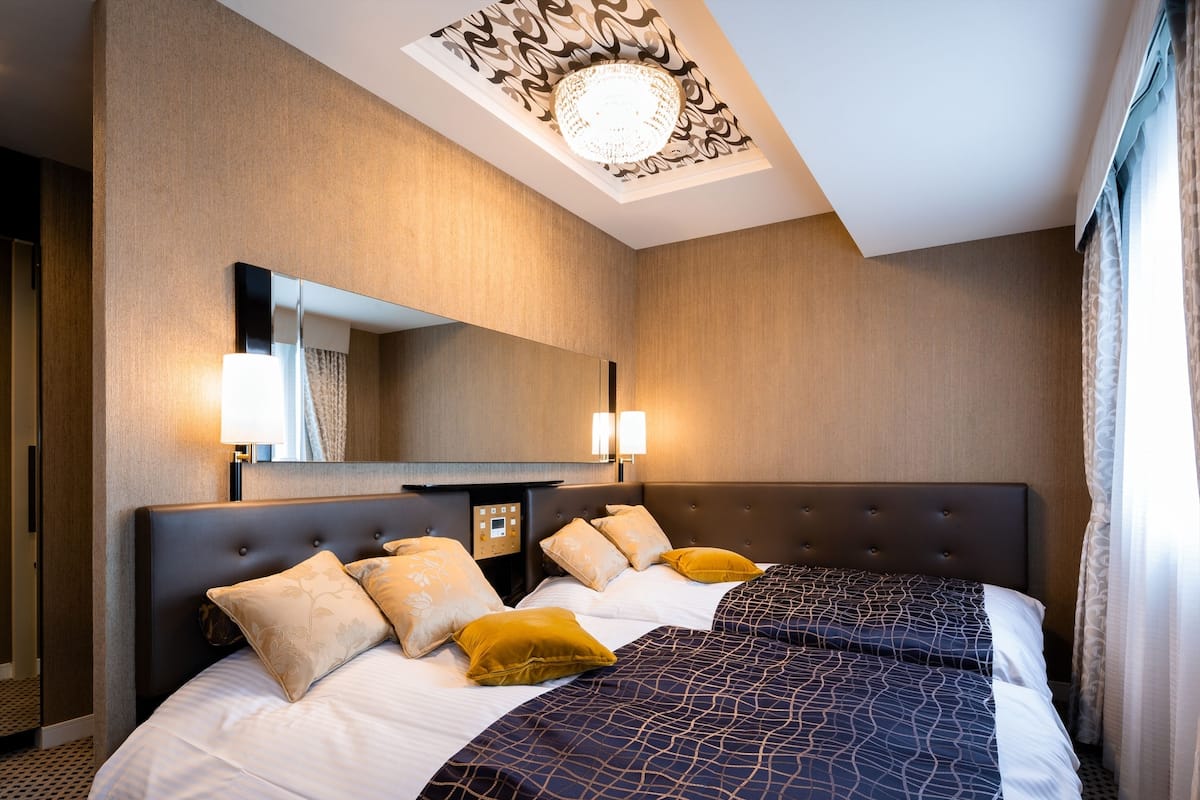 Habitación Deluxe con 2 camas individuales | Edredones de plumas, escritorio, cortinas opacas