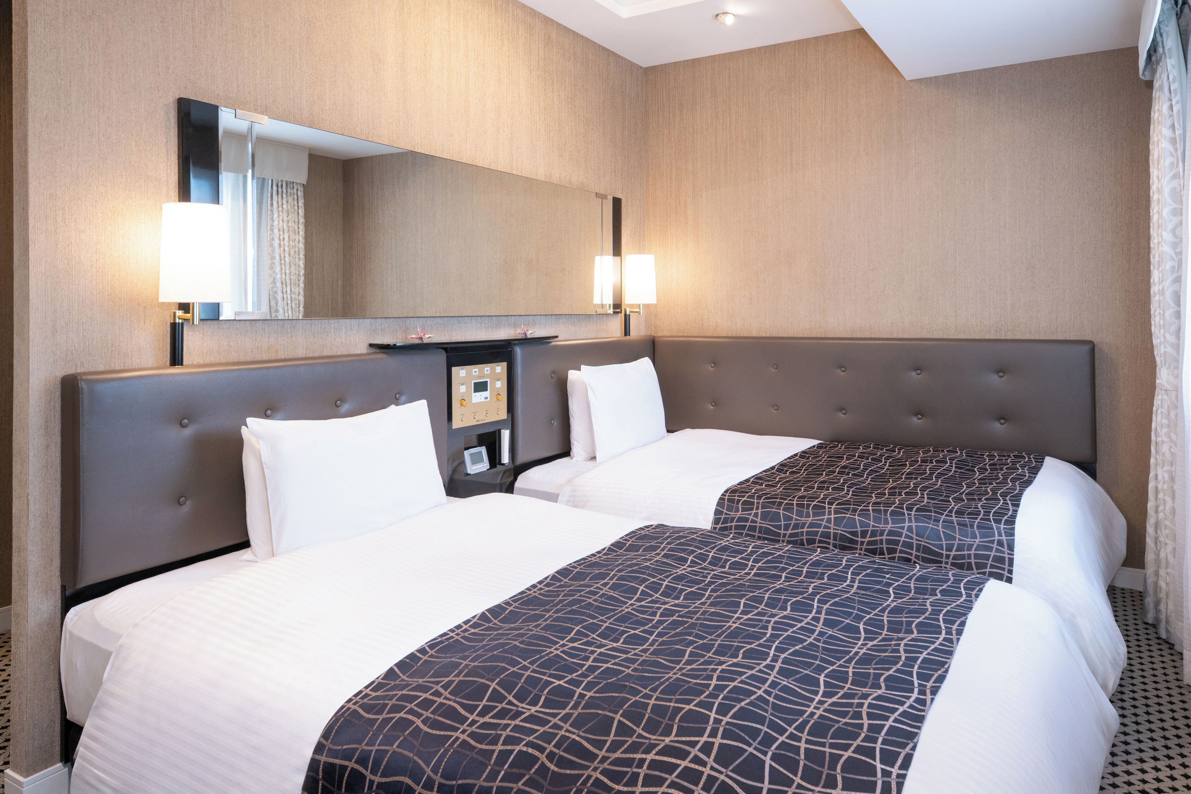 Quarto duplo luxo | Edredons de pluma, escrivaninha, cortinas blackout