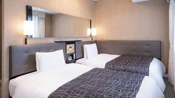 Tomannsrom – deluxe | Dundyner, skrivebord, blendingsgardiner og strykejern/-brett