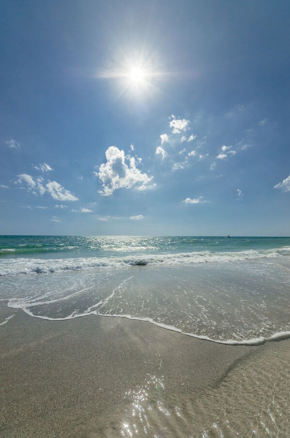 Beach nearby - Beachside Luxury Home - Private Pool - Beach Views (Indian Rocks Beach)