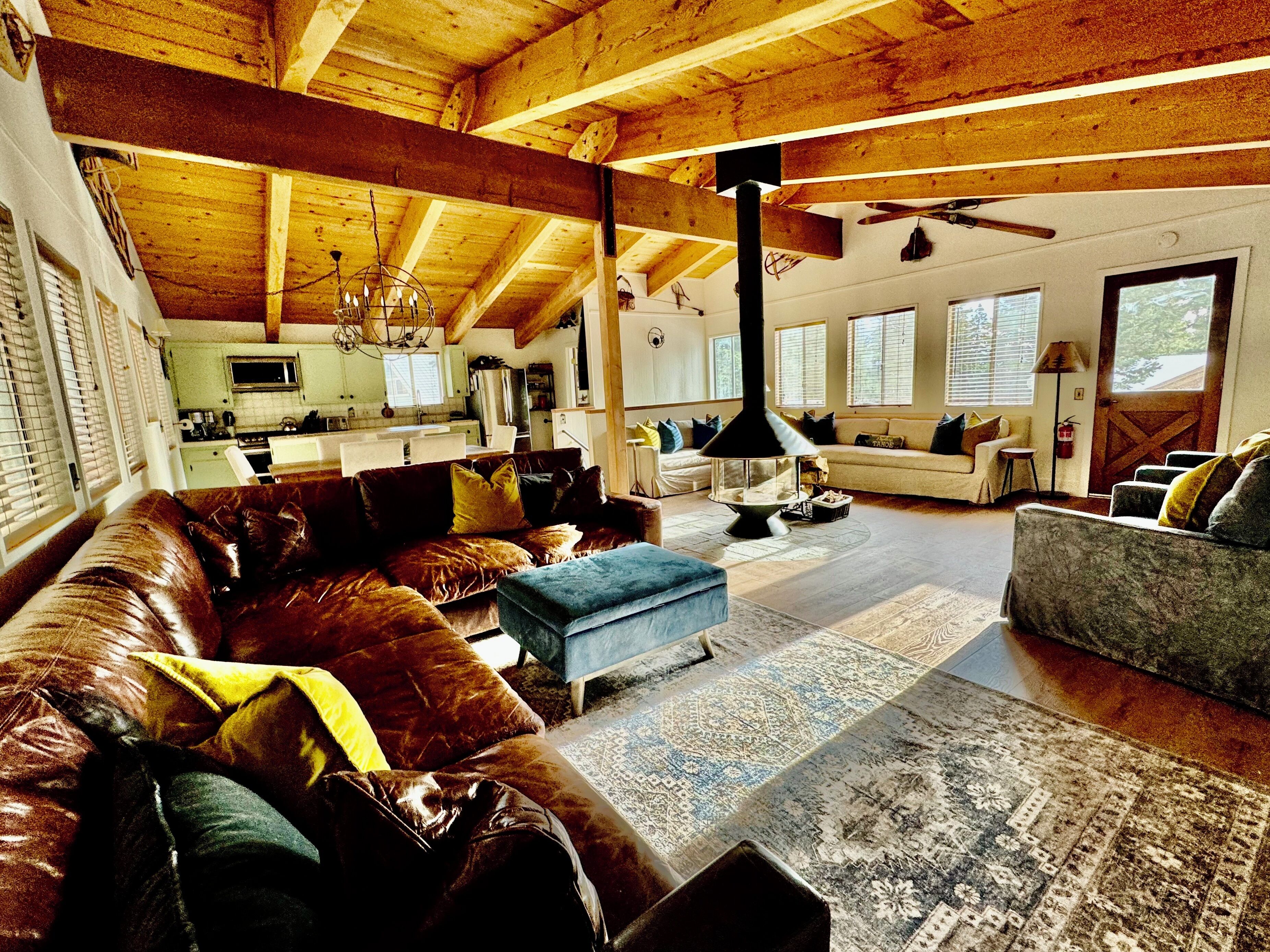 Smart TV, lareira, livros