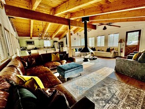 Smart-TV, Kamin, Bücher