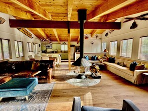 Smart-TV, Kamin, Bücher