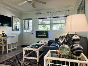 Smart TV, chimenea y libros 