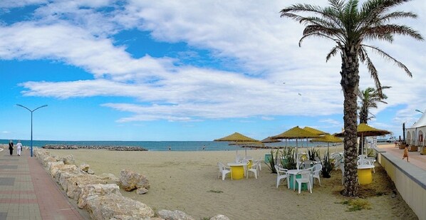 Plage à proximité, chaise longue