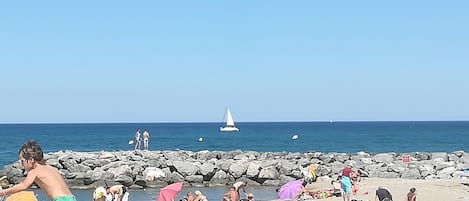 Una playa cerca, sillas reclinables de playa