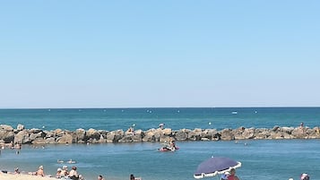 Plage à proximité, chaises longues
