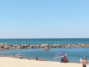 Vlak bij het strand, ligstoelen aan het strand