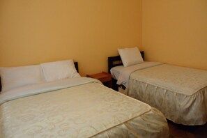 Habitación estándar, varias camas, para no fumadores, baño privado | Cortinas blackout, insonorización y wifi gratis 