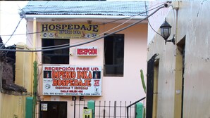 A building with a sign for 'HOSPEDAJE IMPERIO INKA' and a reception area. - Hospedaje Imperio Inka (Cusco)