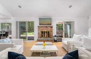 Smart TV, chimenea y futbolito